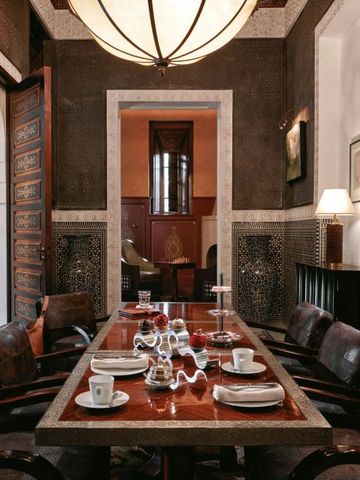 Elegantes Esszimmer mit gedecktem Tisch und kunstvoller Holzvertäfelung.