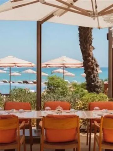 Restaurant mit Meerblick und orangenen Sitzplätzen