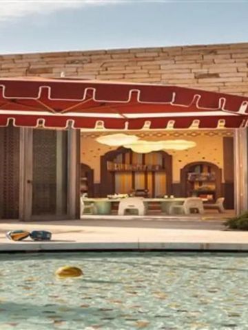 Privater Pool mit Entspannungsbereich im Freien