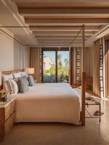 Luxuriöses Schlafzimmer mit großem Bett und Balkon mit Meerblick