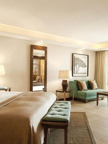 Elegant eingerichtetes Hotelzimmer mit Sitzecke und Terrasse