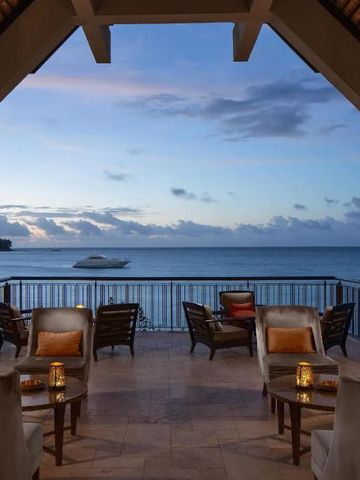 Terrasse mit Blick auf das Meer bei Sonnenuntergang mit Sitzgelegenheiten