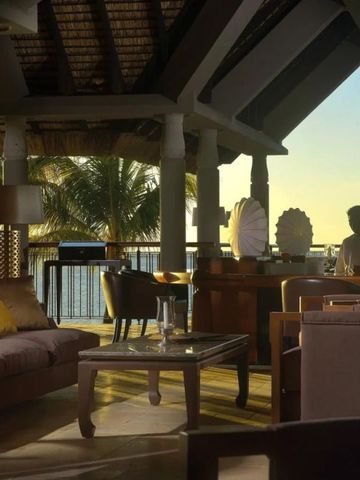 Gemütlicher Loungebereich mit Blick auf das Meer bei Tagesanbruch