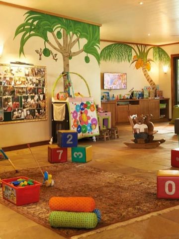 Bunter Spielraum für Kinder mit Spielzeug und farbenfroher Wandgestaltung