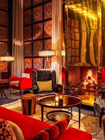 Gemütliche Hotel-Lounge mit Kamin und luxuriösen Sesseln