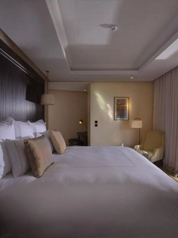 Modernes Hotelzimmer mit großen Fenstern und eleganten Möbeln