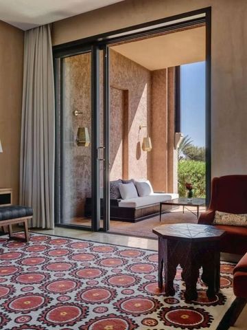 Hotelzimmer mit Balkon und Blick auf den Garten