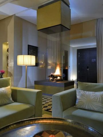 Hotel-Lounge mit modernem Kamin und eleganten Sesseln