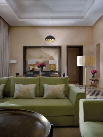 Elegantes Wohnzimmer mit grüner Couch und stilvoller Beleuchtung