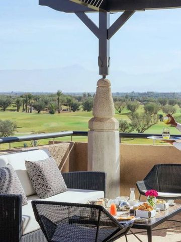 Terrasse mit Blick auf Golfplatz und Berge, gedeckter Tisch