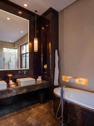 Luxuriöses Badezimmer mit Badewanne und moderner Ausstattung