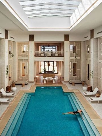 Hallenbad mit eleganter Architektur und großen Oberlichtern