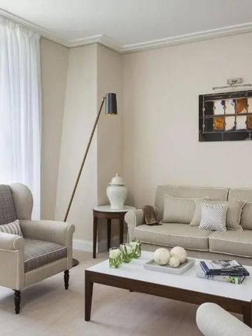 Elegantes Wohnzimmer mit Sofa und Sessel in einem Hotelzimmer mit Meerblick