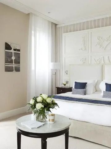 Luxuriöses Schlafzimmer mit Doppelbett und stilvoller Dekoration