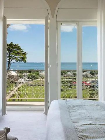 Zimmer mit offenem Balkon und Ausblick auf das Meer