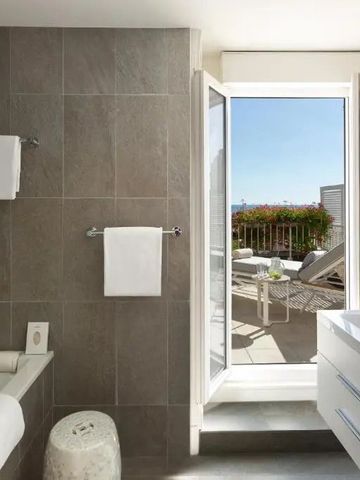 Luxuriöses Badezimmer mit Zugang zur privaten Terrasse und Meerblick