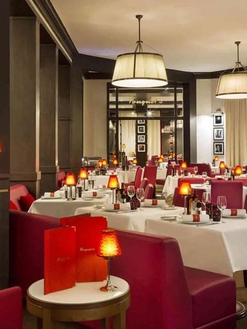 Elegantes Restaurant mit gedeckten Tischen und stimmungsvoller Beleuchtung
