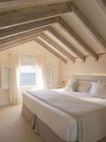 Geräumiges Schlafzimmer mit Dachschräge und Meerblick