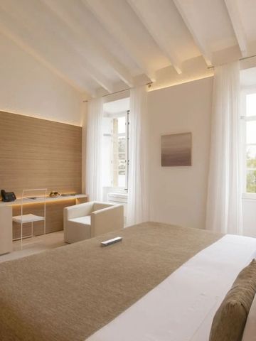 Hell eingerichtetes Zimmer mit modernem Dekor und Fensterblick