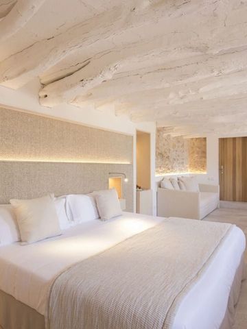 Zimmer im rustikalen Stil mit Holzbalken und eleganter Beleuchtung