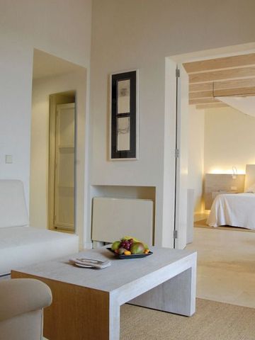 Helles Zimmer mit bequemer Sitz- und Wohnecke