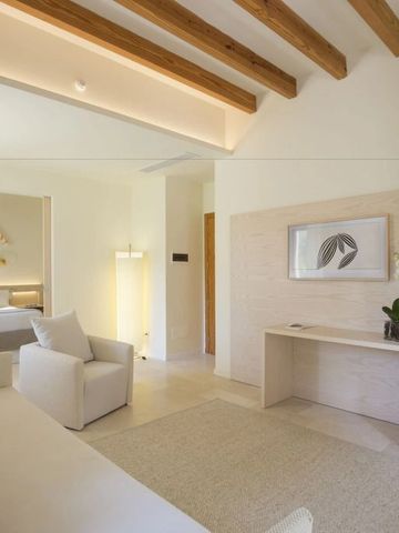 Modernes Zimmerdesign mit dezentem Dekor und gemütlicher Sitzecke