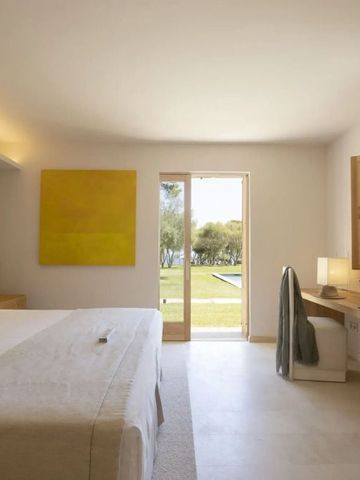 Luxuriöses Schlafzimmer mit Blick auf den Garten