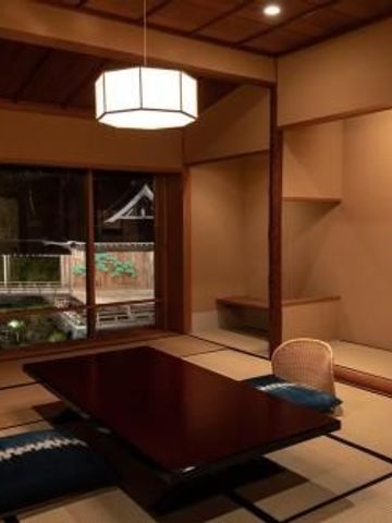 Traditionelles japanisches Zimmer mit Tatami-Matten und niedrigem Tisch