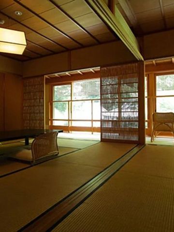 Traditionelles japanisches Tatami-Zimmer mit Blick in den Garten
