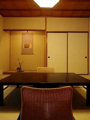 Japanisches Zimmer mit niedrigen Tischen und Shoji-Türen