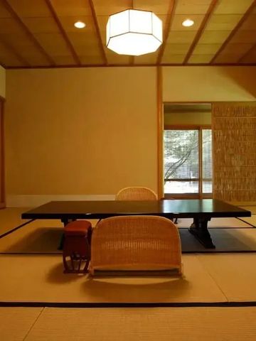 Traditionelles japanisches Zimmer mit Tatami-Matten und niedrigen Stühlen