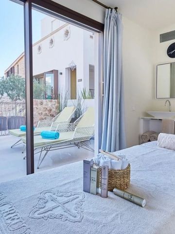 Helles Spa-Zimmer mit Terrassenblick im Sa Creu Nova Hotel.