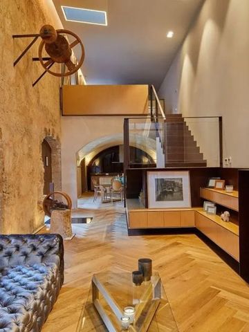 Luxuriöser Wohnbereich mit moderner Kunst und offenem Design im Hotel Sa Creu Nova.