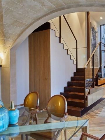 Elegantes Hotelzimmer mit Treppe, Glasdekor und moderner Einrichtung