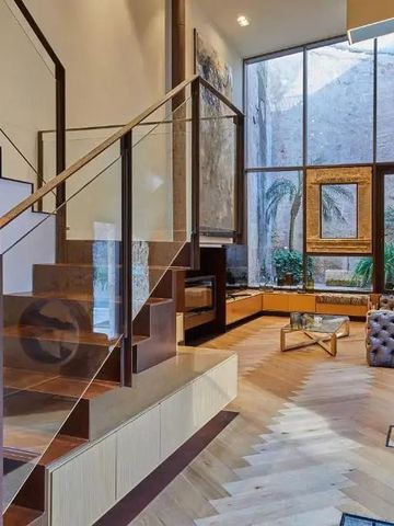 Innenraum eines Hotels mit Glasfront, Treppe und stilvoller Dekoration