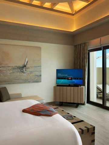 Luxuriöses Zimmer mit Terrasse und Sonnenliegen