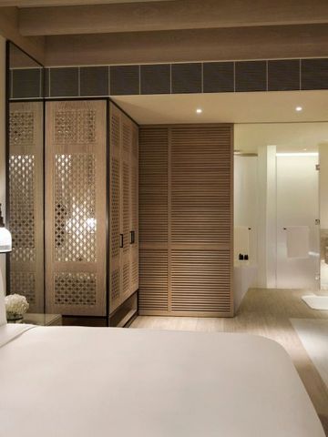 Elegantes Hotelzimmer mit modernem Design und stilvollen Holzelementen