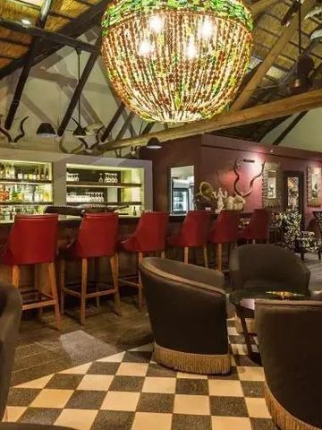 Gemütliche Bar mit eleganten Sitzmöbeln und Dekoration