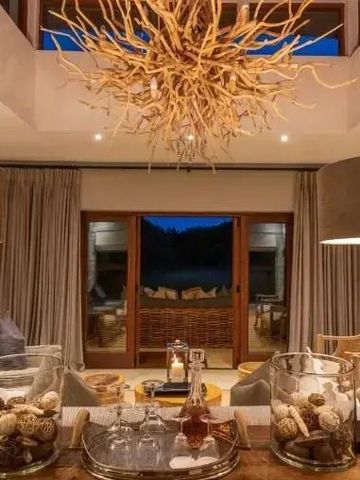 Gemütliches Wohnzimmer mit stilvoller Beleuchtung und großartigen Außenblicken