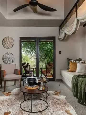 Komfortabler Wohnbereich mit modernen Möbeln und natürlichem Licht