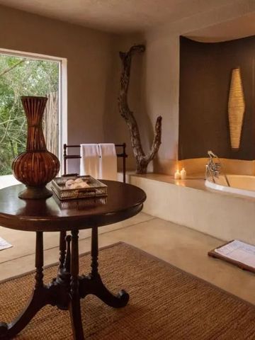 Elegante Spa-Badezimmergestaltung mit Naturmaterialien und Gartenblick
