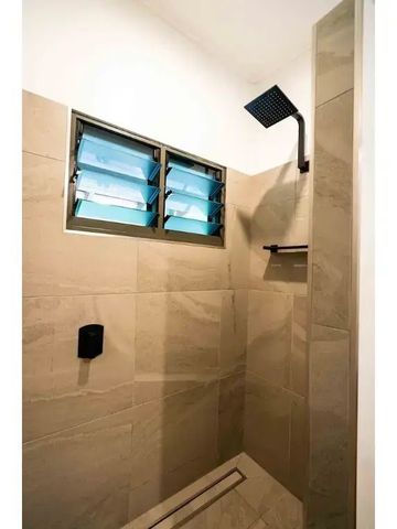 Elegante Dusche mit moderner Ausstattung und Fenster