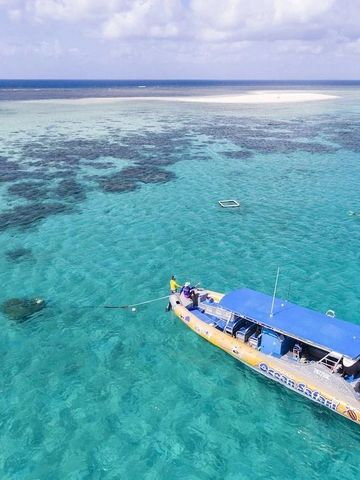 Boot auf kristallklarem Wasser mit Korallenriffen
