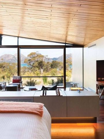 Luxuszimmer mit Panoramablick auf Natur und Meer