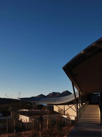 Moderne Architektur des Hotels mit Bergkulisse bei Sonnenuntergang