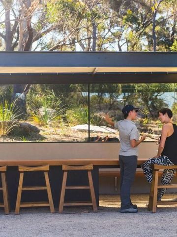 Terrasse mit moderner Bar und Blick auf die Natur