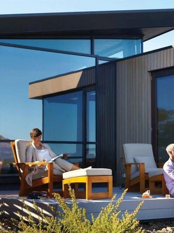 Moderner Außenbereich mit Sitzgelegenheiten vor Glasfassade