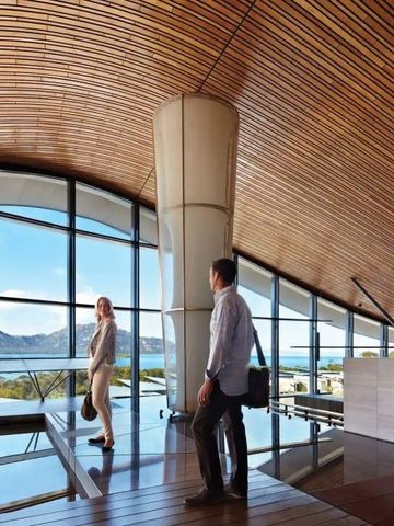 Großzügige Lobby mit Holzdecke und Panoramafenstern