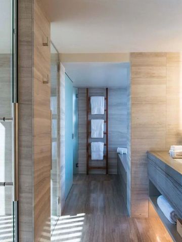 Modernes Badezimmer mit großem Spiegel und Tageslicht