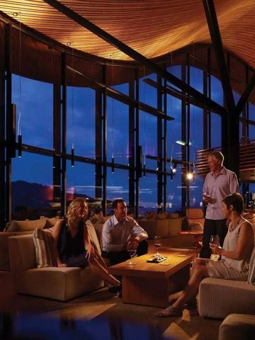 Elegante Lounge im Hotel Saffire Freycinet mit Panoramafenstern und Abendstimmung